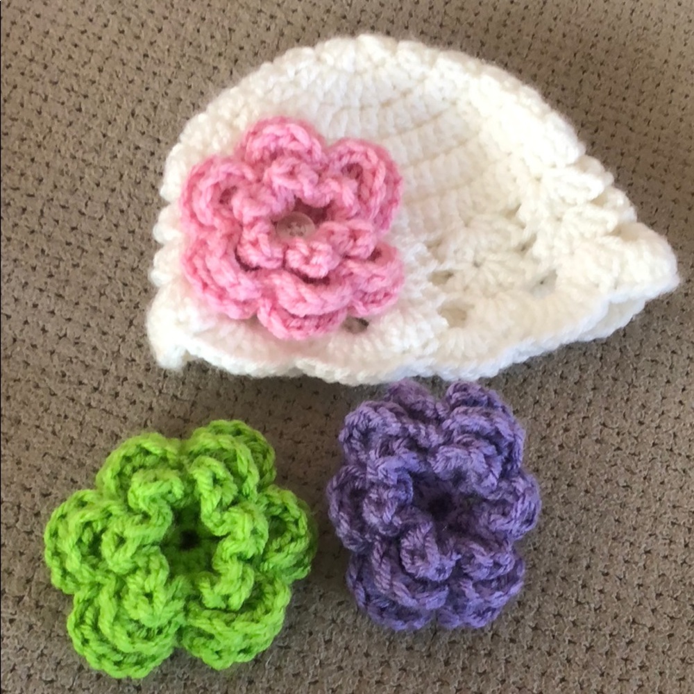 Crochet hat with interchangable flowers